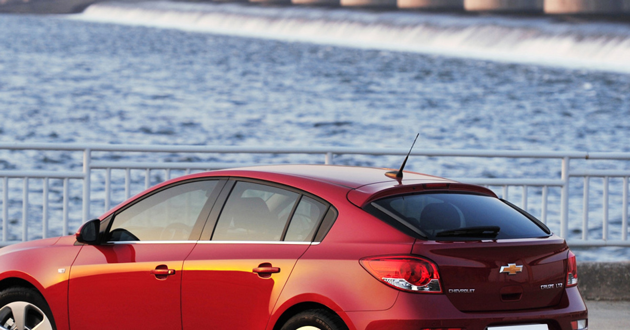 Produkcyjny Chevrolet Cruze hatchback na zdjęciach