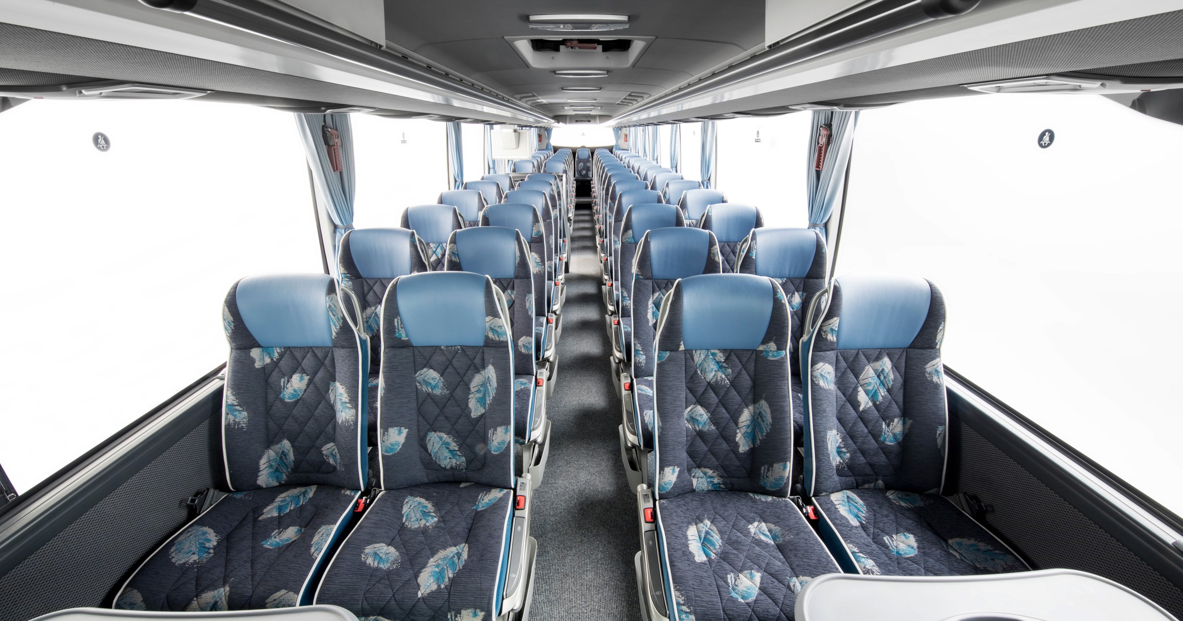 Mercedes Tourismo. Wnętrze wersji dla 57 osób