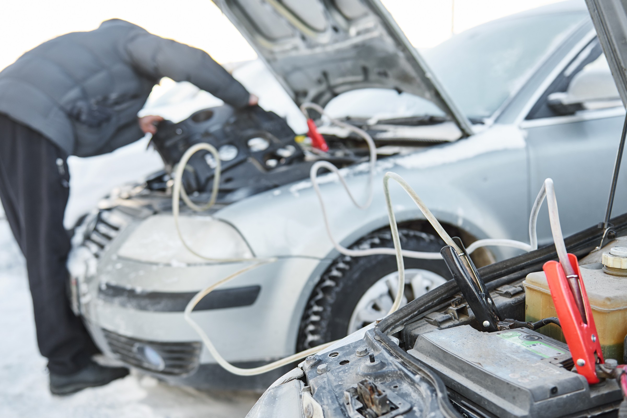 Zimą choćby akumulator może zamarznąć. Oto, co warto zrobić, aby przeżył takie mrozy