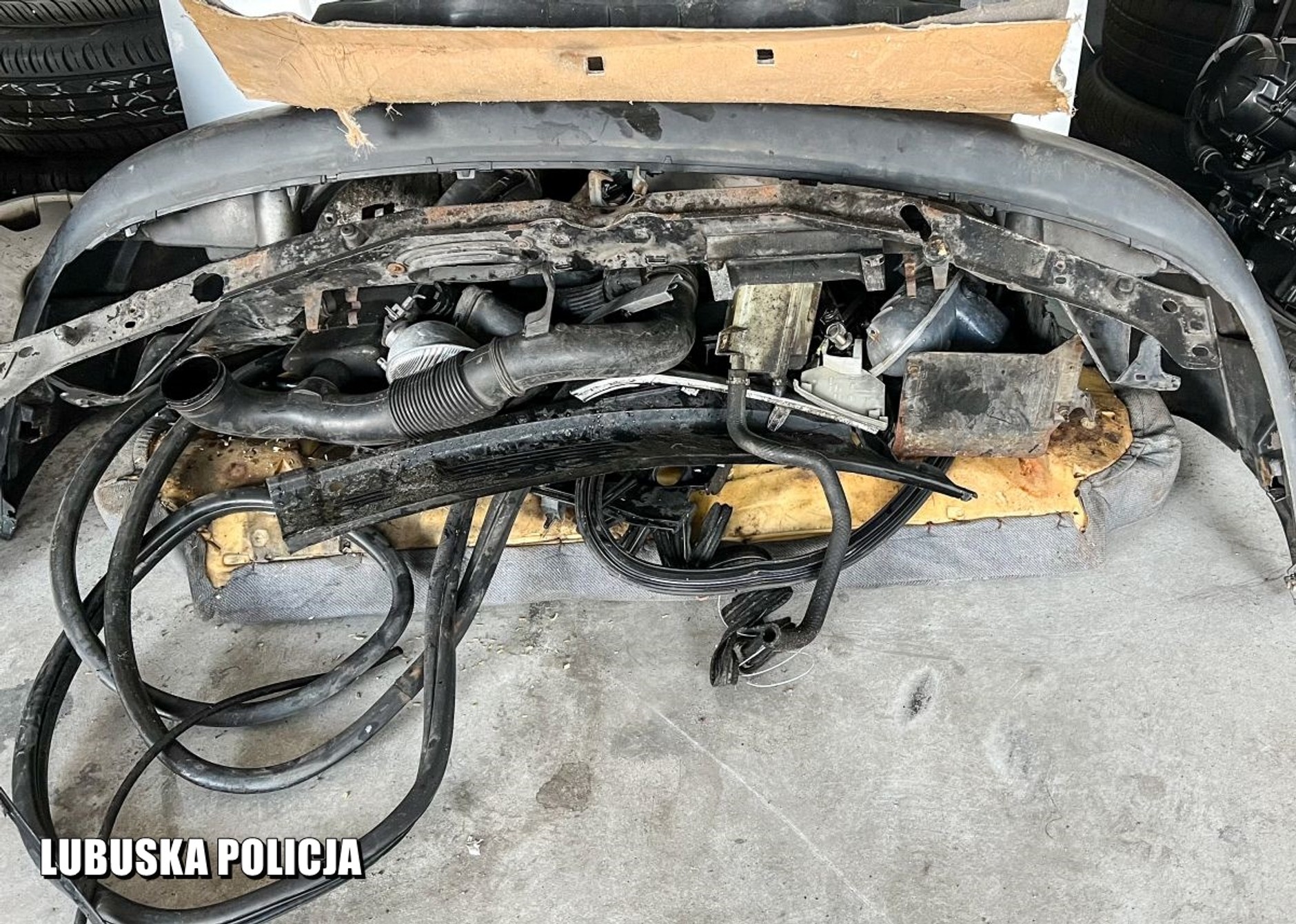 Wzięli citroena na lawetę i ukradli ze stacji benzynowej. Zuchwałą kradzież