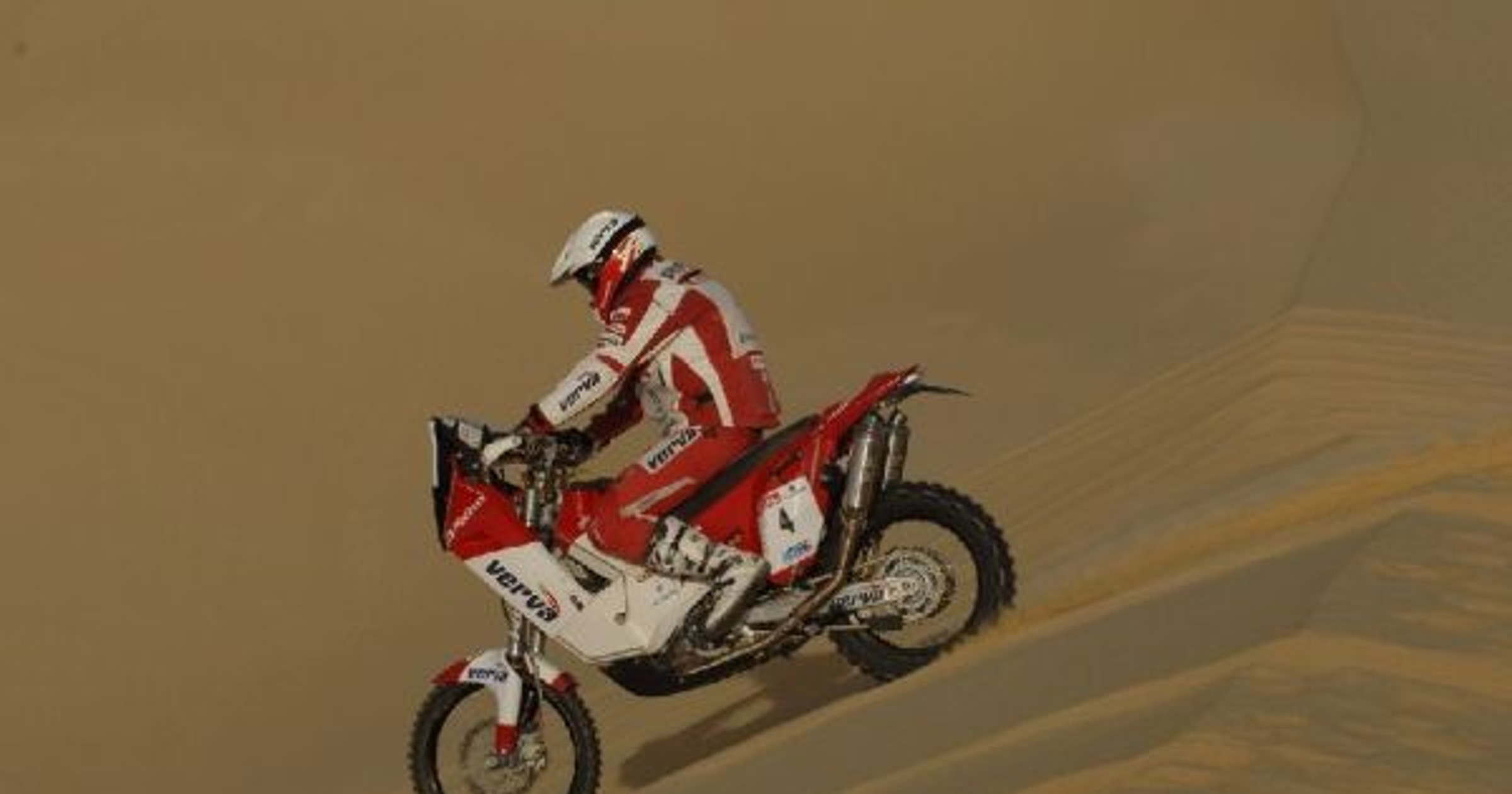 Motocyklista w piaskach