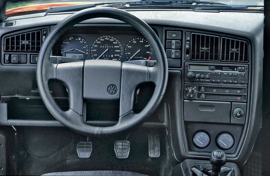 Kierownica ze środkiem w kanciastym stylu pasuje do kanciastej deski rozdzielczej – taki był design wnętrza Volkswagenów z lat 80-tych oraz 90-tych.