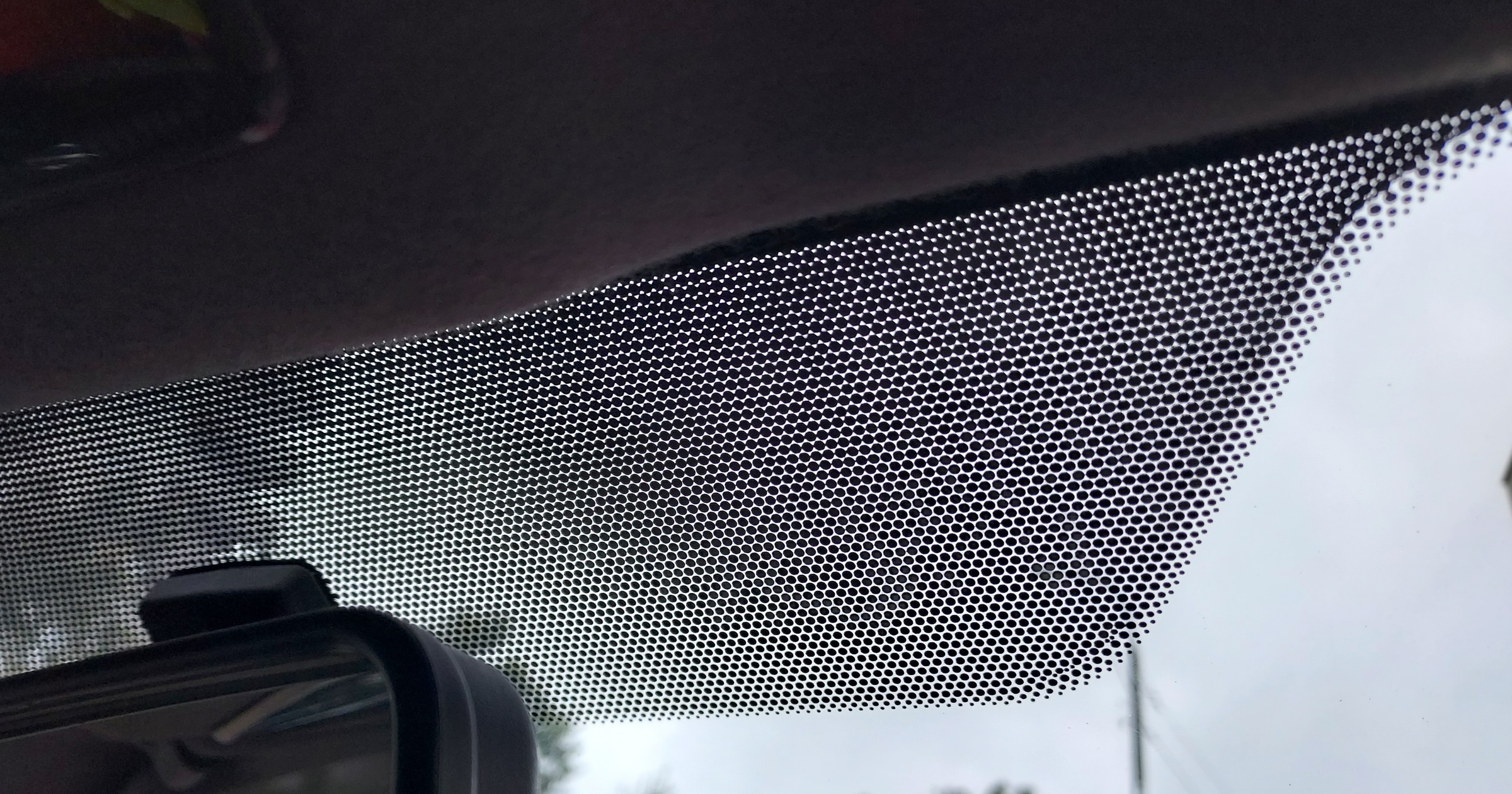 W niektórych miejscach kropki mogą pomagać w osłonie przeciwsłonecznej, ale to nie jest ich główna rola