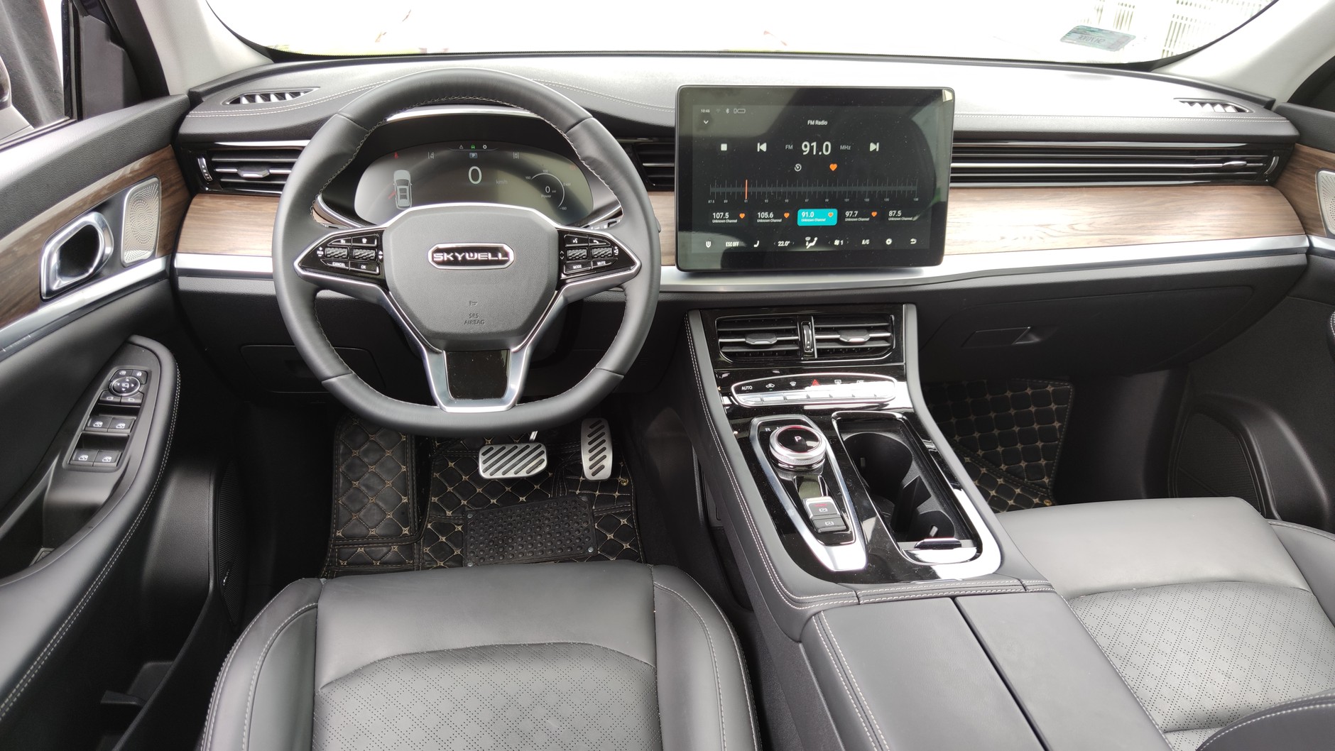 Oryginalne wzornictwo cyfrowego kokpitu. Jakość materiałów niezła, choć przeszkadza zapach, a miejscami wykonanie pozostawia wiele do życzenia.