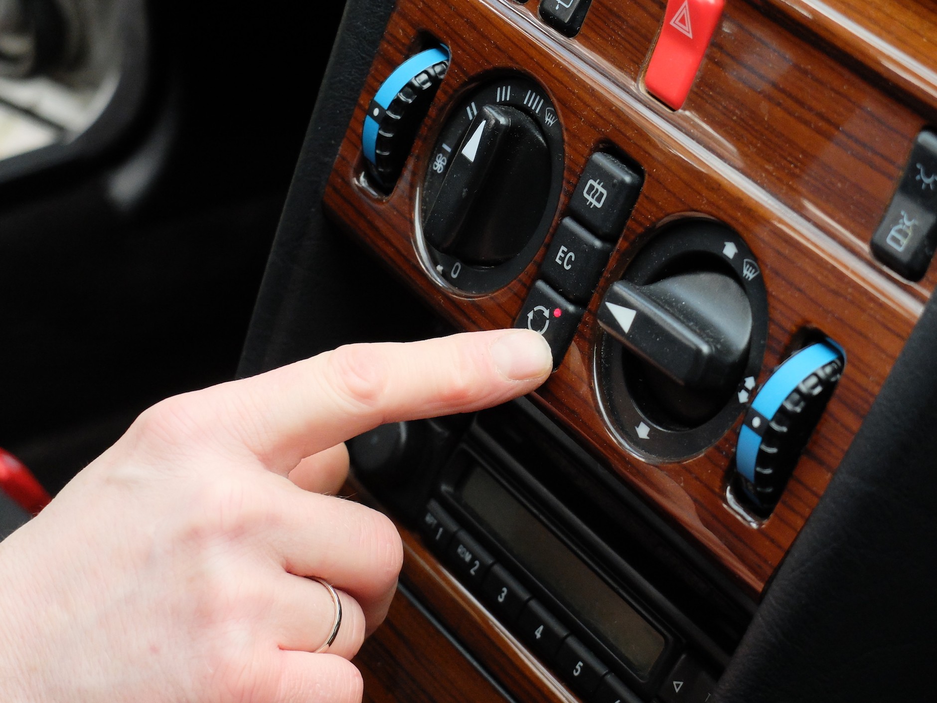 Dezynfekcja klimy: włączamy silnik i klimatyzację, temperaturę na minimum, nawiew na maksimum, a obieg powietrza na zamknięty