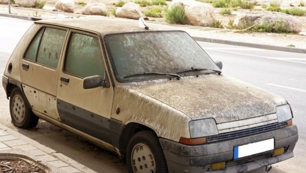 Jak pozbyć się porzuconego pojazdu z parkingu?