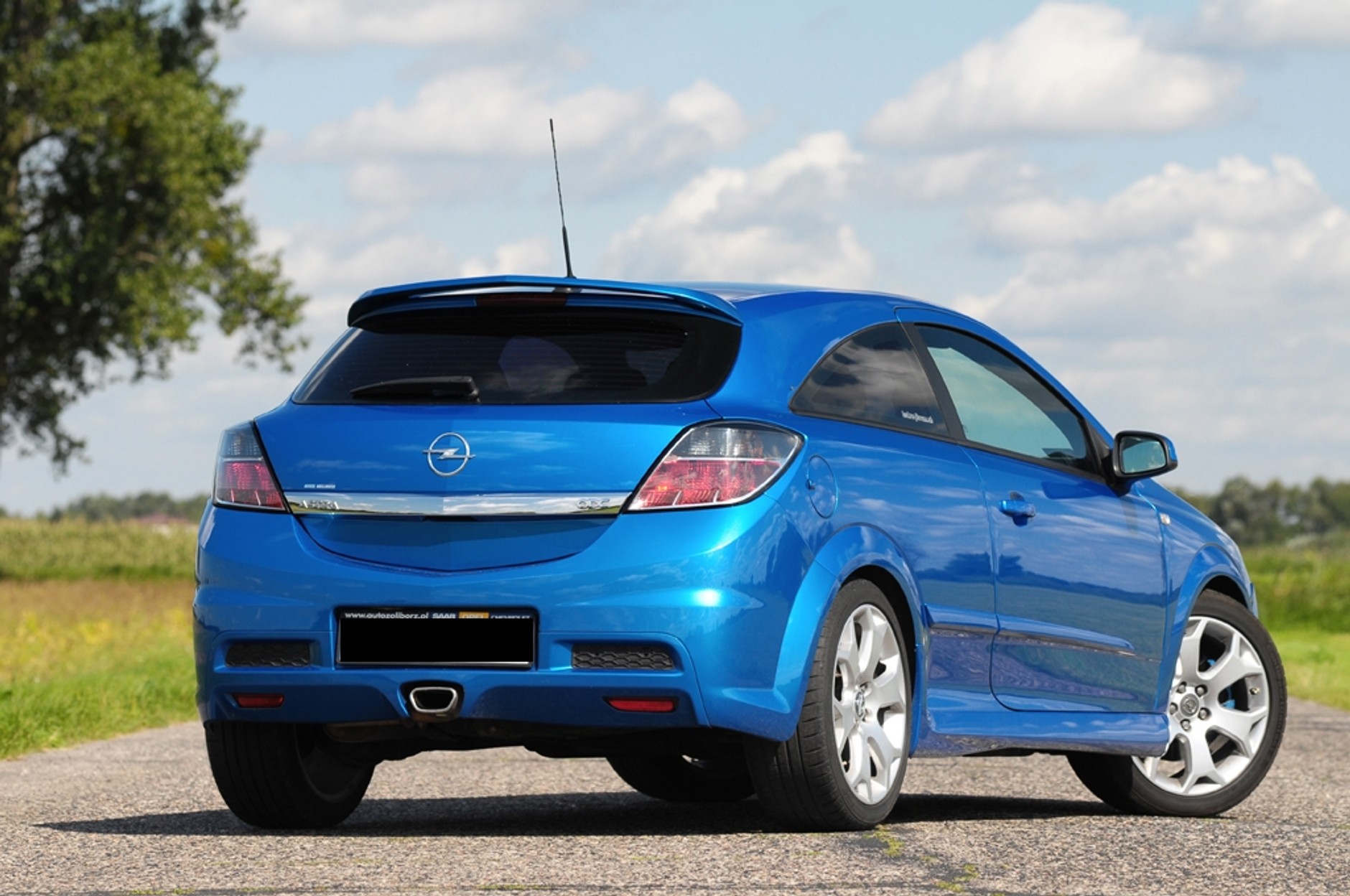 Niewielkie zabawki dla... dużych chłopców: Opel Astra OPC kontra VW Golf GTI