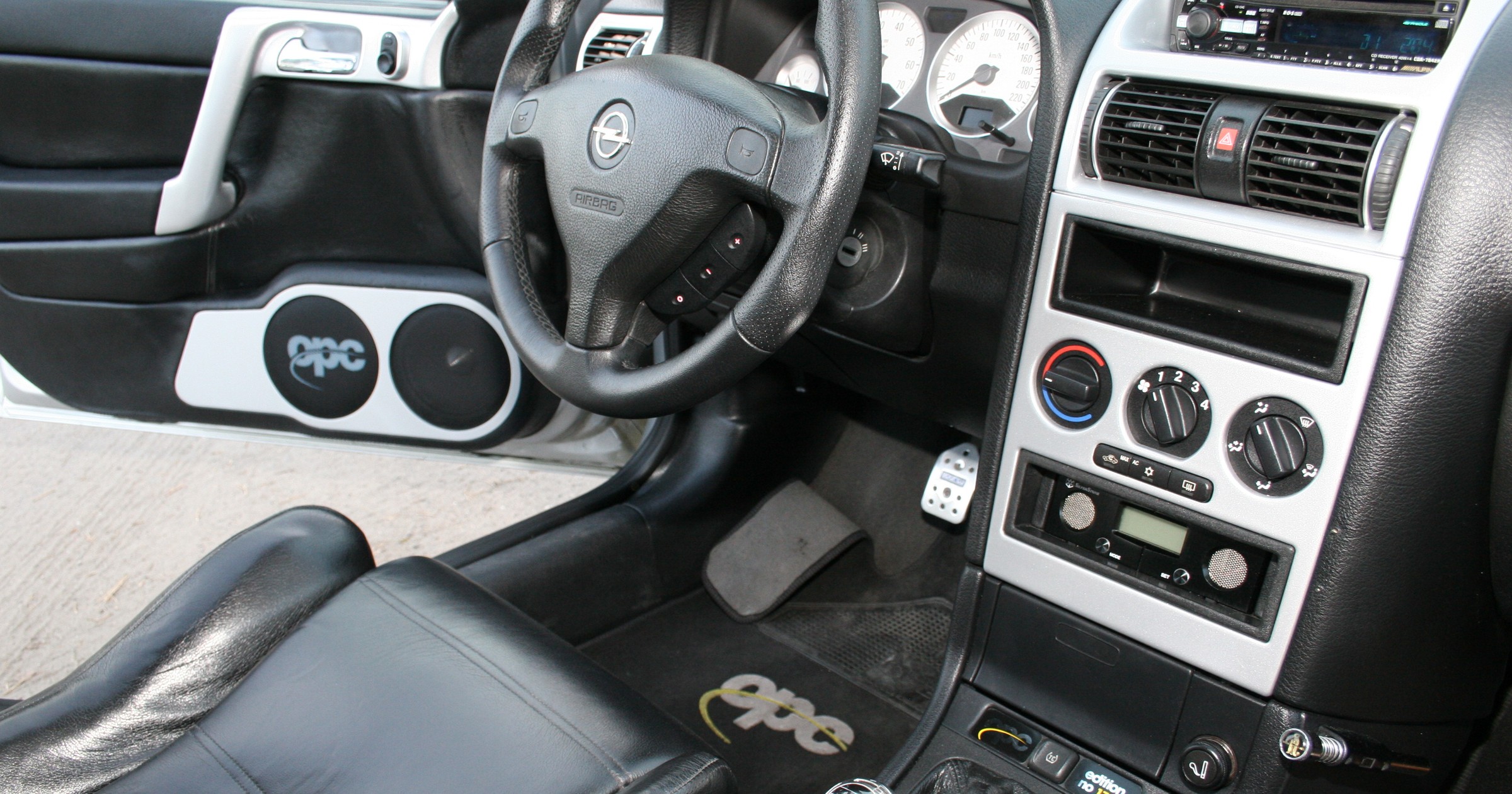 Opel Astra II. Przebudowane wnętrze w wersji OPC