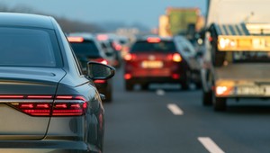 Ten błąd może zdenerwować innych kierowców. I kosztować 200 zł Wyjaśniamy, jak używać kierunkowskazów