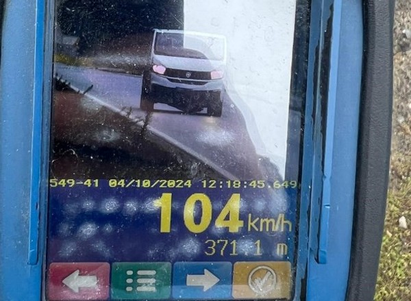 Policjanci namierzyli kierowcę fiata. Zapłacił 1500 zł i dostał 13 pkt