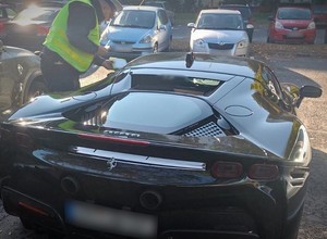 Dwa wykroczenia kierowcy Ferrari za jednym razem. Nie zgodził się z policją