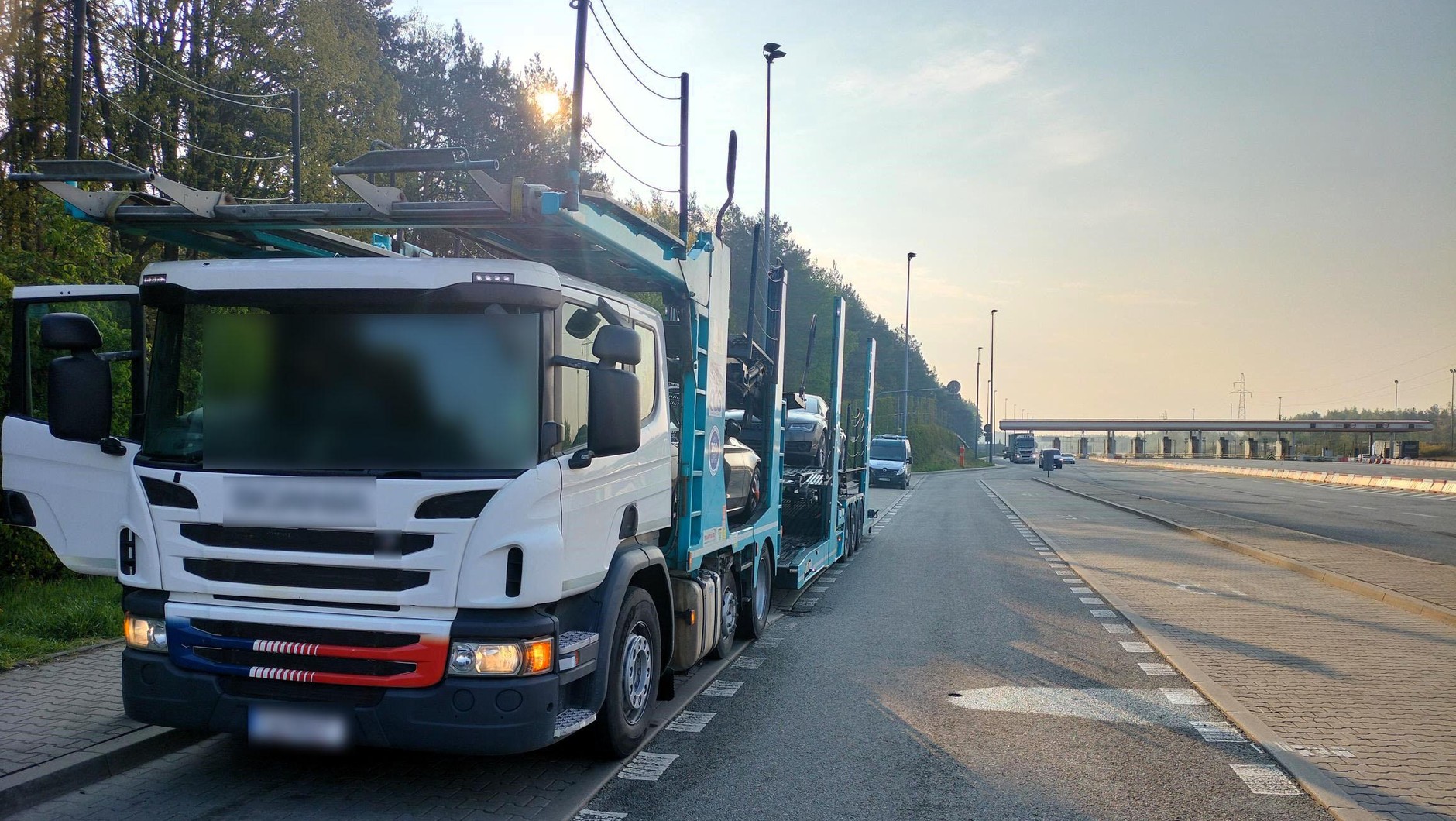 Przewóz dwóch pojazdów bez wypisu z licencji, z naruszeniem czasu pracy i bez delegowania kierowcy ujawnili konińscy inspektorzy na autostradzie A2