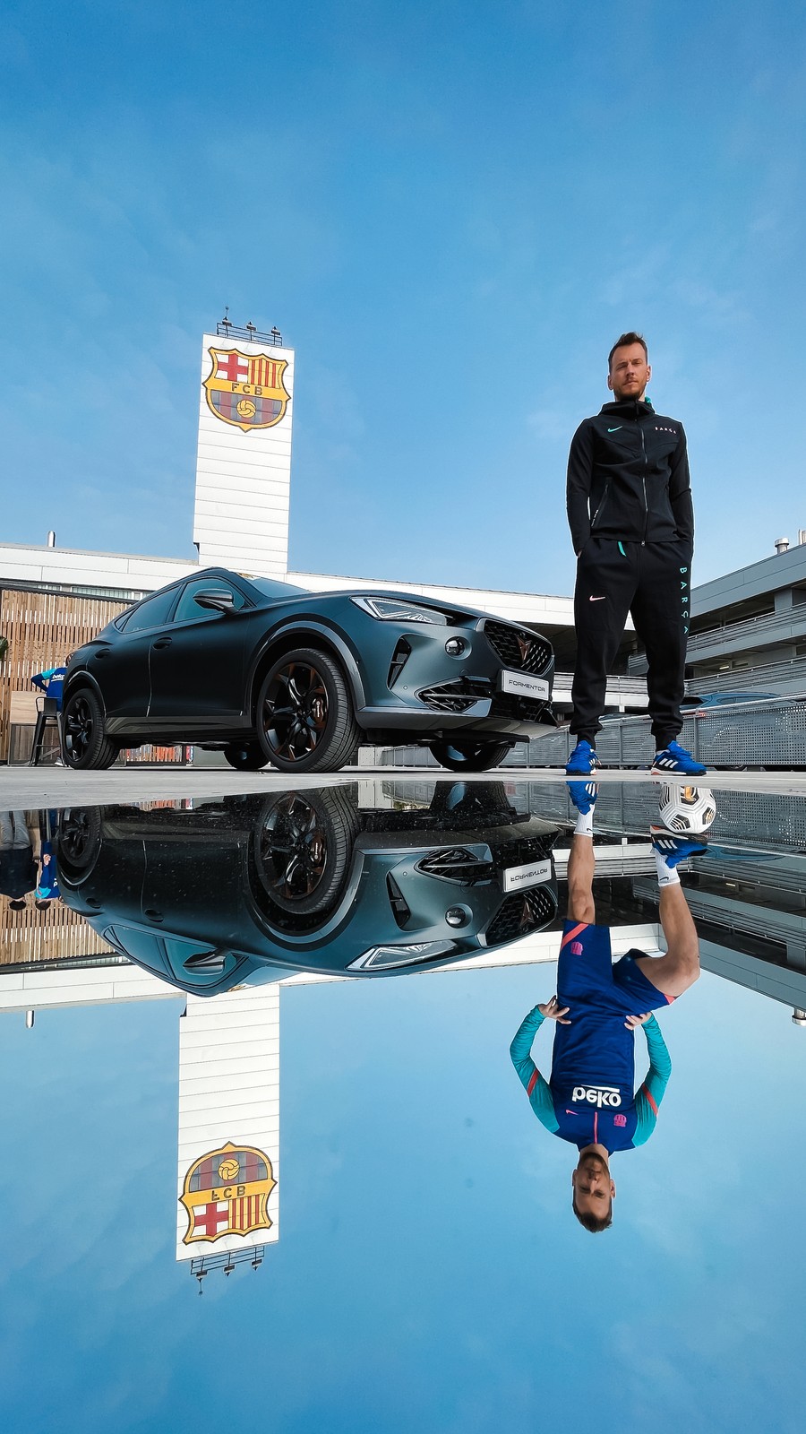 Piłkarze FC Barcelony odebrali nowe samochody