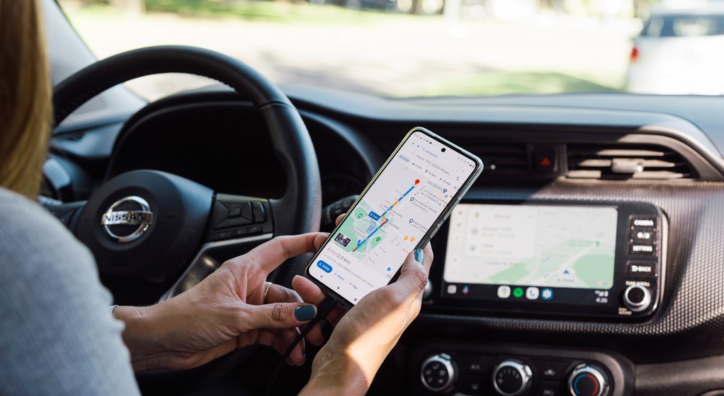 Za nieprawidłowe korzystania z telefonu podczas jazdy autem grożą kary finansowe oraz punkty karne.