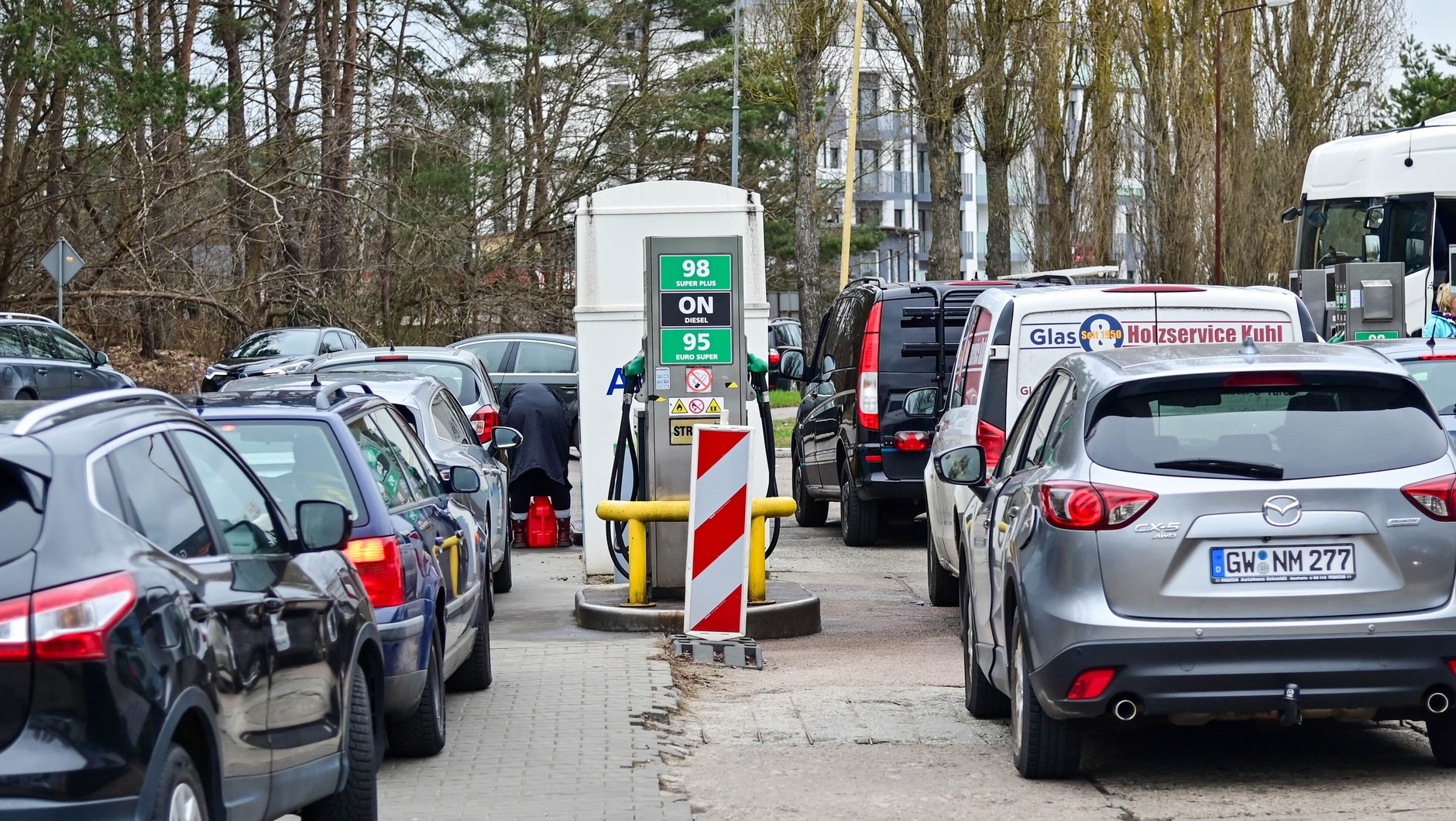 Kolejka kierowców z Niemiec na polskiej stacji paliw