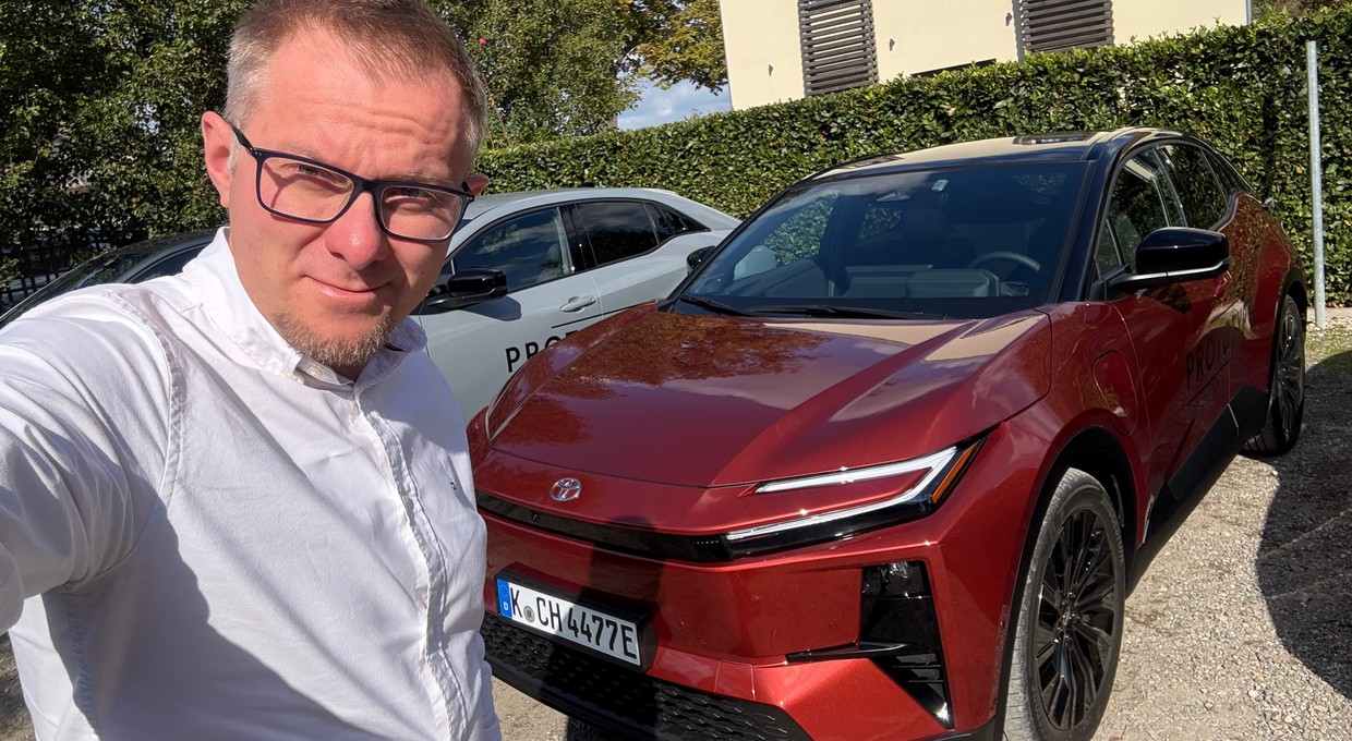 Jeździłem całkiem nową Toyotą C-HR – Toyotą C-HR+. To całkowita zmiana koncepcji?