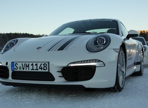 Porsche po zamarzniętym jeziorze