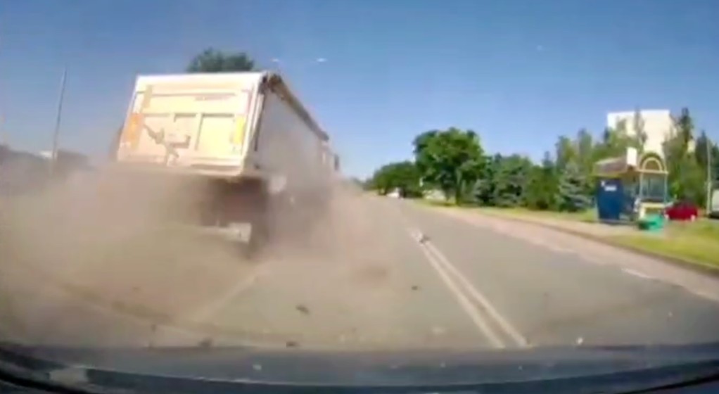 Niebezpieczne wyprzedzanie kierowcy ciężarówki