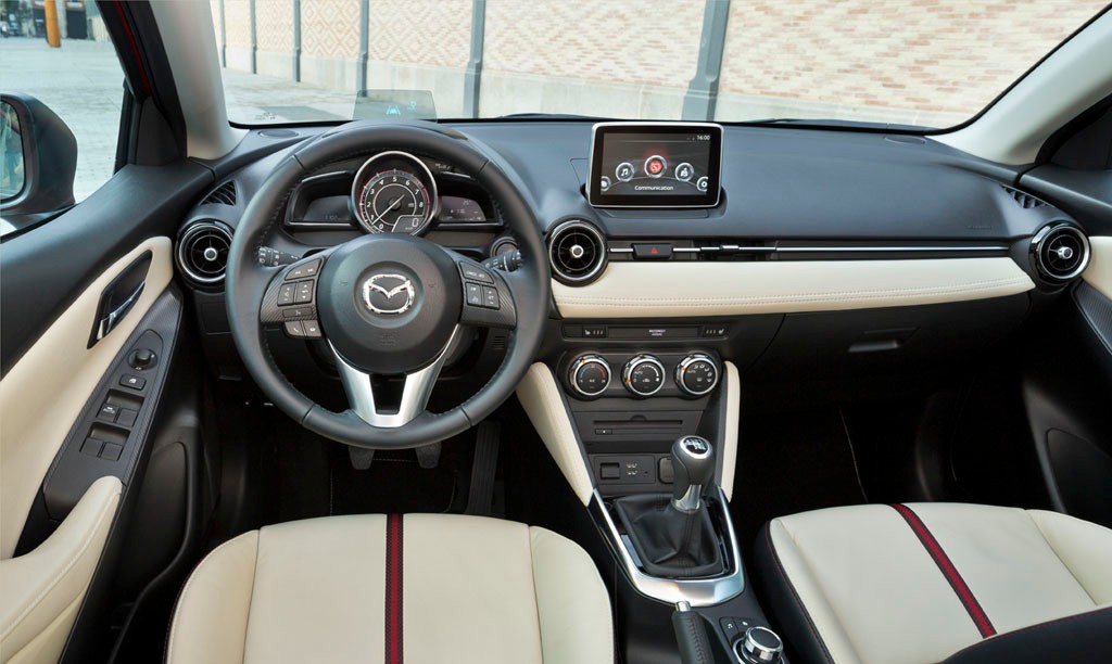 Mazda 2 wnętrze