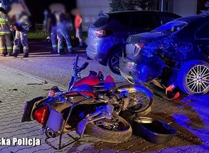 Wyjechali bez kasków i już nie wrócili. Uderzenie przesunęło samochód
