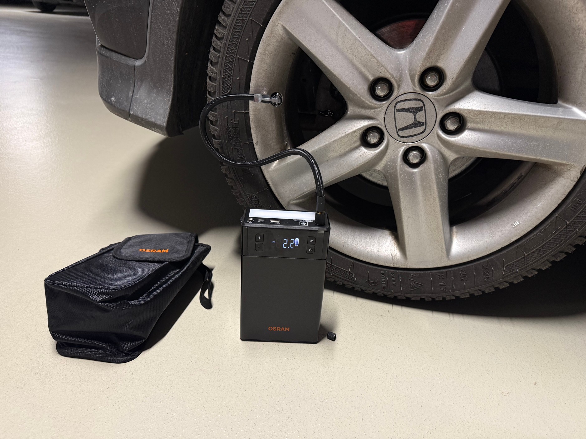 Osram 1000TI – połączenie boostera, lampy i akumulatorowej pompki do kół