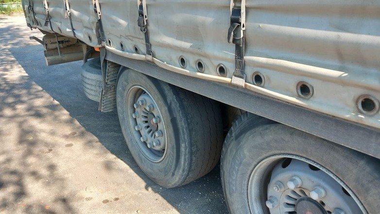 Naczepa miała całkowicie zniszczoną oponę. Inspektorzy zakazali dalszej jazdy