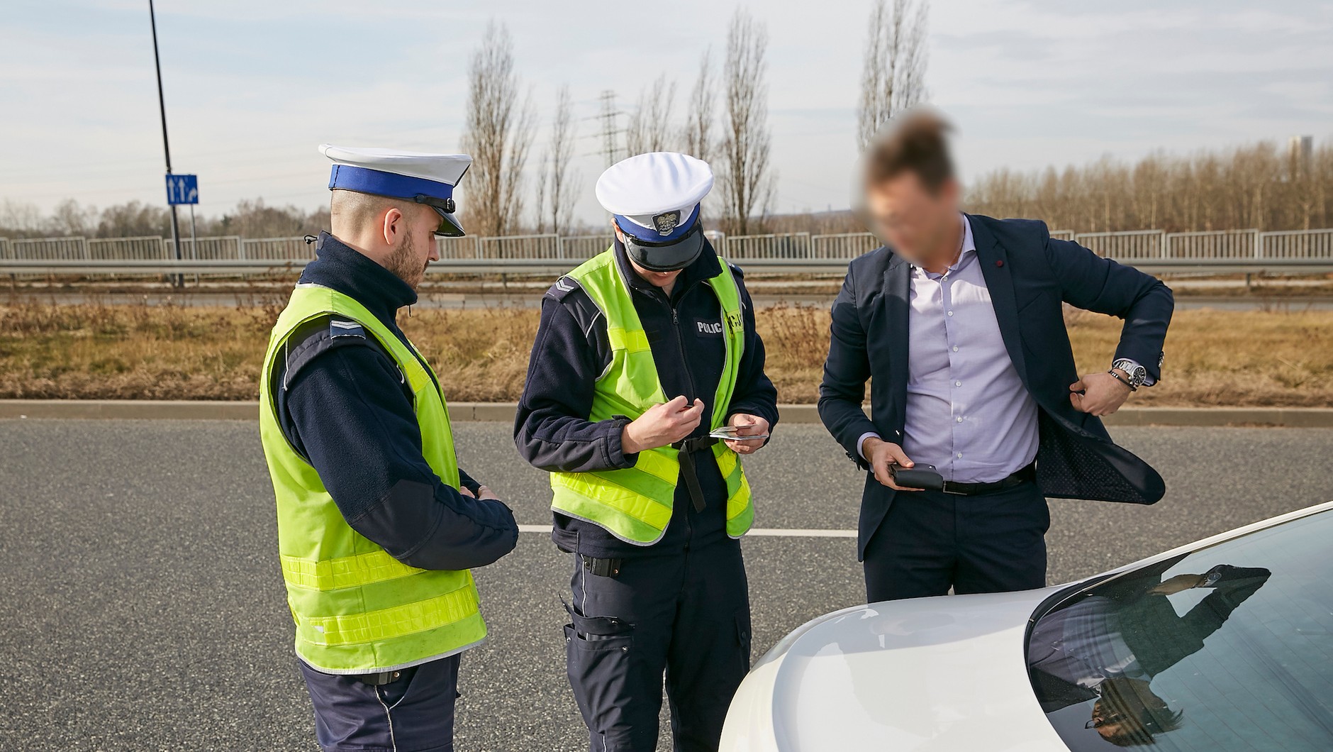 Przekroczenie limitu punktów karnych nie oznacza utraty uprawnień – na początku to tylko konieczność zdania egzaminu kontrolnego