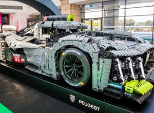 Bolid z Le Mans w polskim centrum handlowym. Powstał z blisko 630 tys. elementów