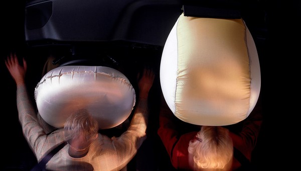 Jak działa puduszka powietrzna i napinacz pasów bezpieczeństwa?