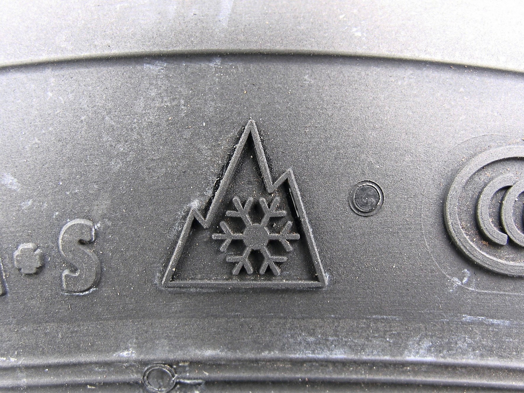 Opony sprzedawane na rynku europejskim, jeśli spełniają minimalne wymogi dla opon zimowych, muszą być oznaczone symbolem 3PMSF (Three-Peak Mountain Snow Flake – śnieżynka na tle trzech szczytów). Takie oznaczenia mają też prawdziwe opony całoroczne.