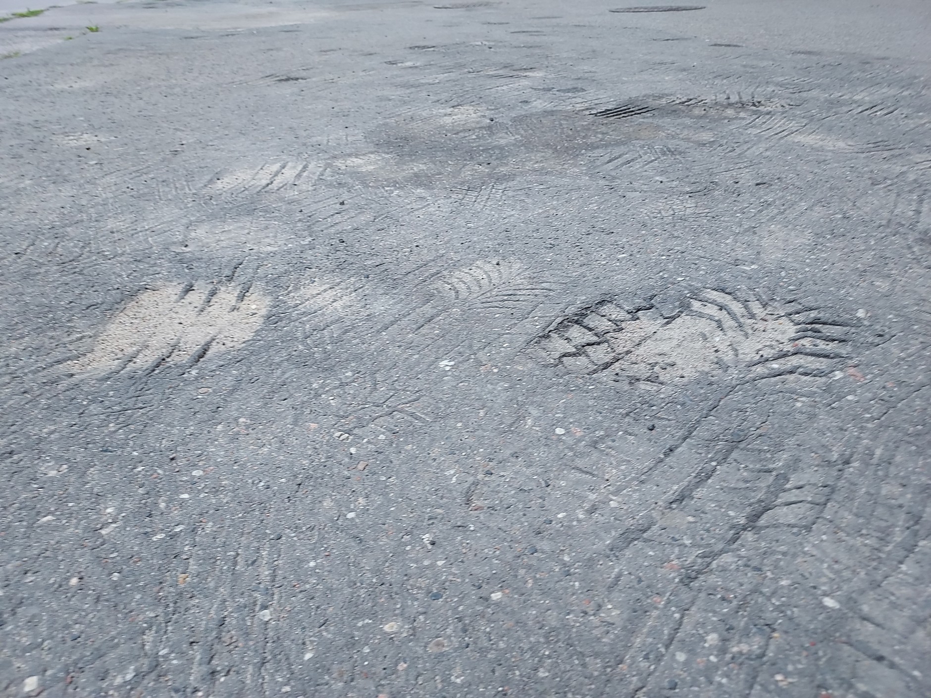 Na rozgrzanym, plastycznym asfalcie, przy prędkości 50 km na godz. droga hamowania wydłuża się o 10-15 m