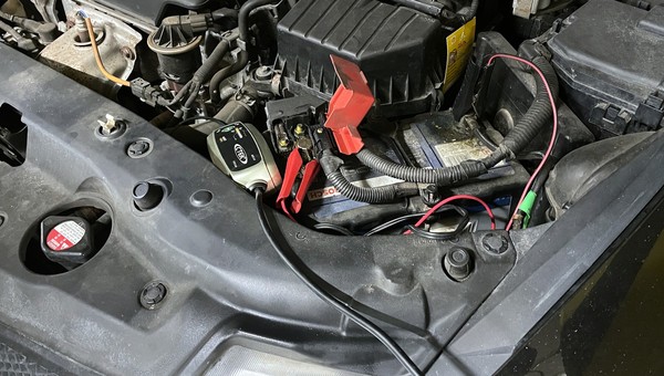 Ładowanie akumulatora prostownikiem