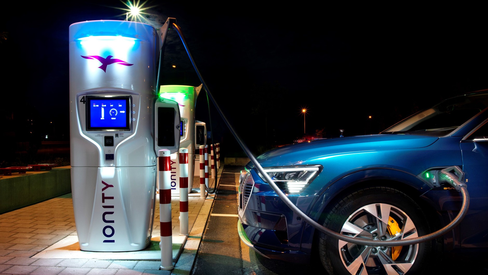 Audi e-tron przy ładowarce Ionity (zdjęcie ilustracyjne).
