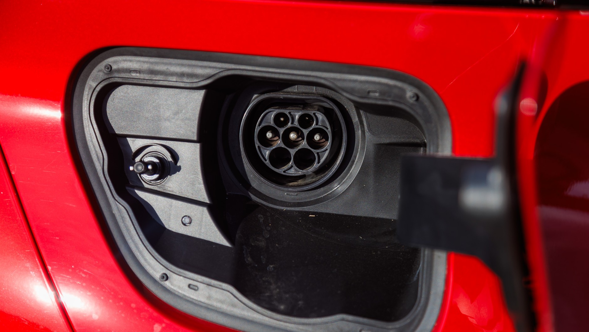 Hybrydy plug-in łączą zalety samochodów spalinowych i elektrycznych