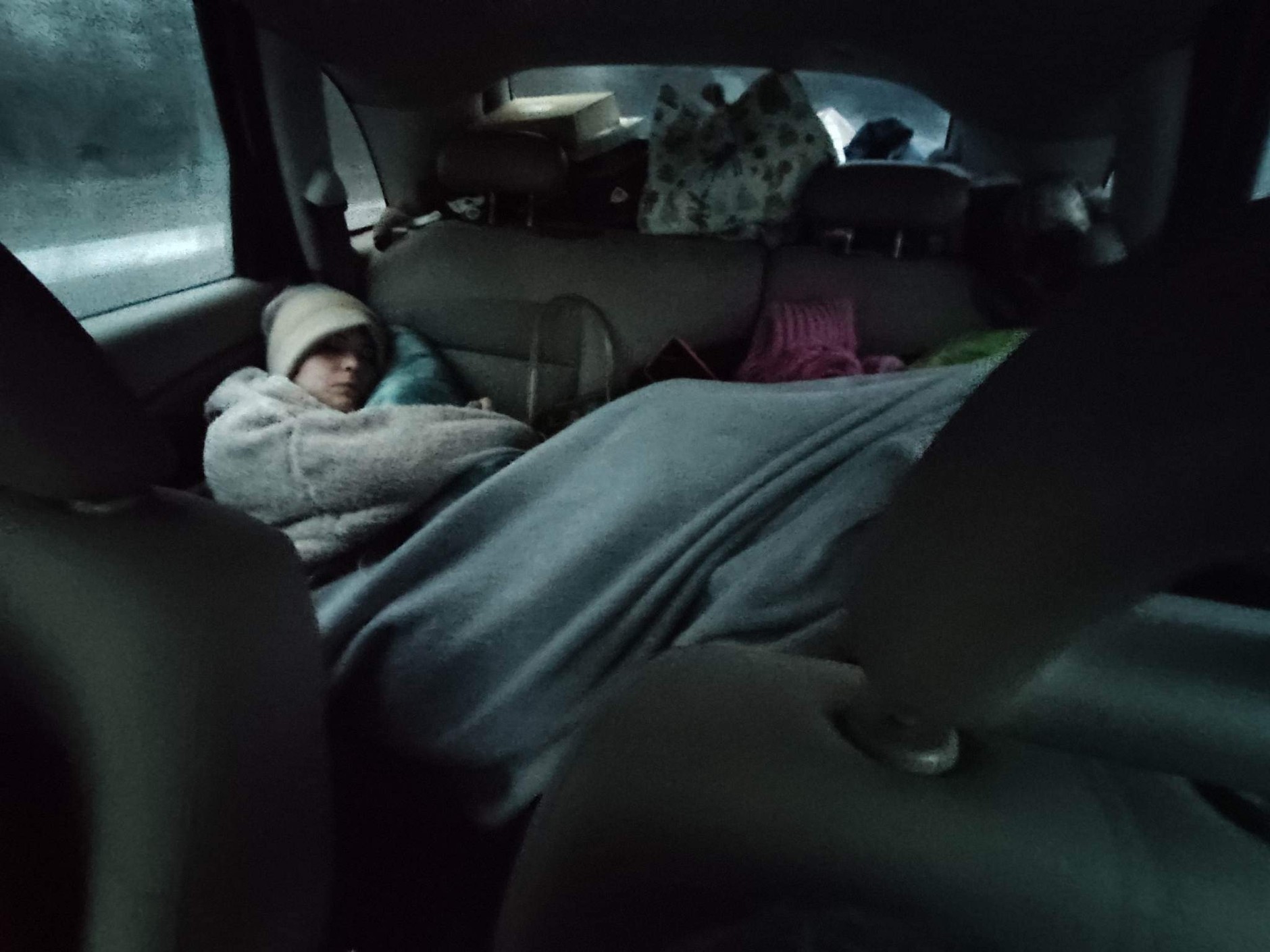 Przerwa na sen? Na tylnej kanapie auta. Misja jechała niemal bez przerwy