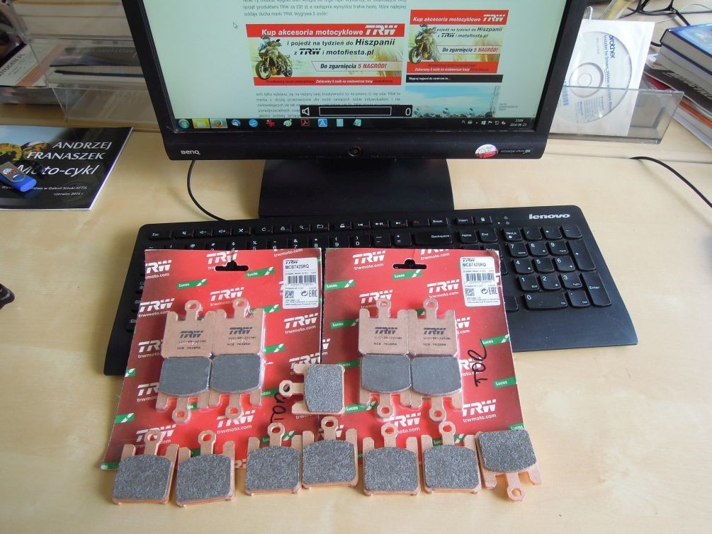 Redakcyjne biurko, to świetne miejsce do przechowywania klocków TRW.