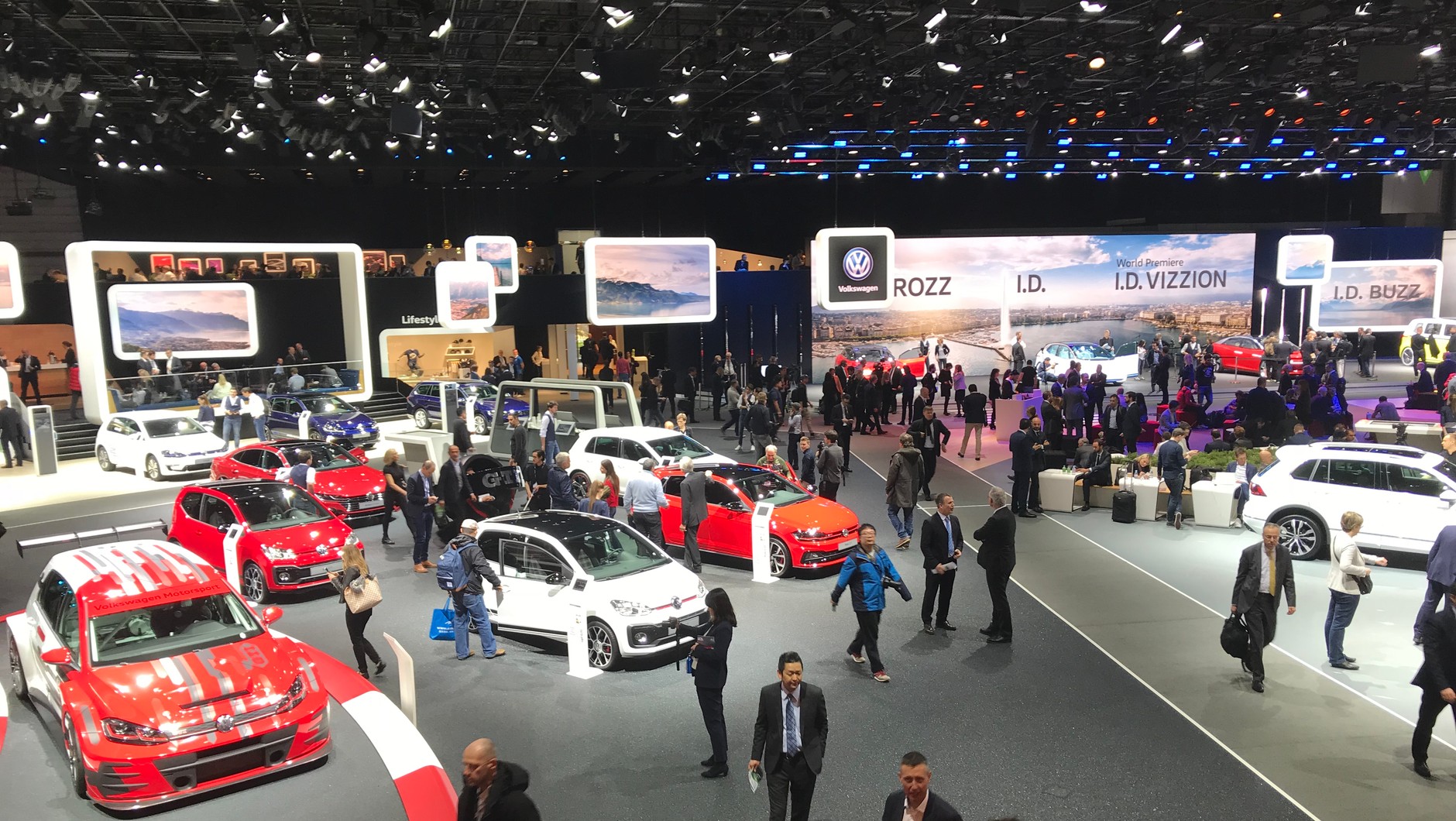 Przyszłość to jedno. Zanim jednak I.D. pojawi się na drogach koncern sprzeda jeszcze wiele modeli takich jak na zdjęciu. Volkswagen przywiózł do Genwy mnóstwo samochodów z aktualnej oferty