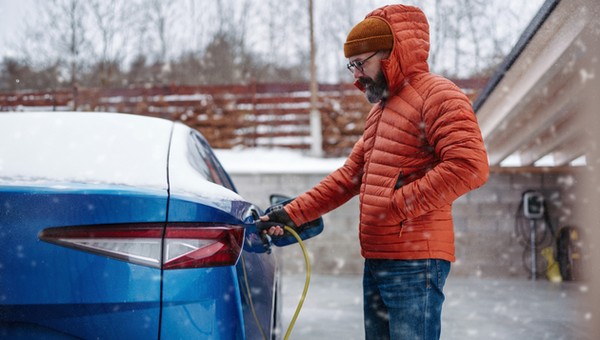 W zimowych warunkach hybrydy plug-in robią się umiarkowanie ekonomiczne. Trochę zależy od ciebie, ale nie wszystko
