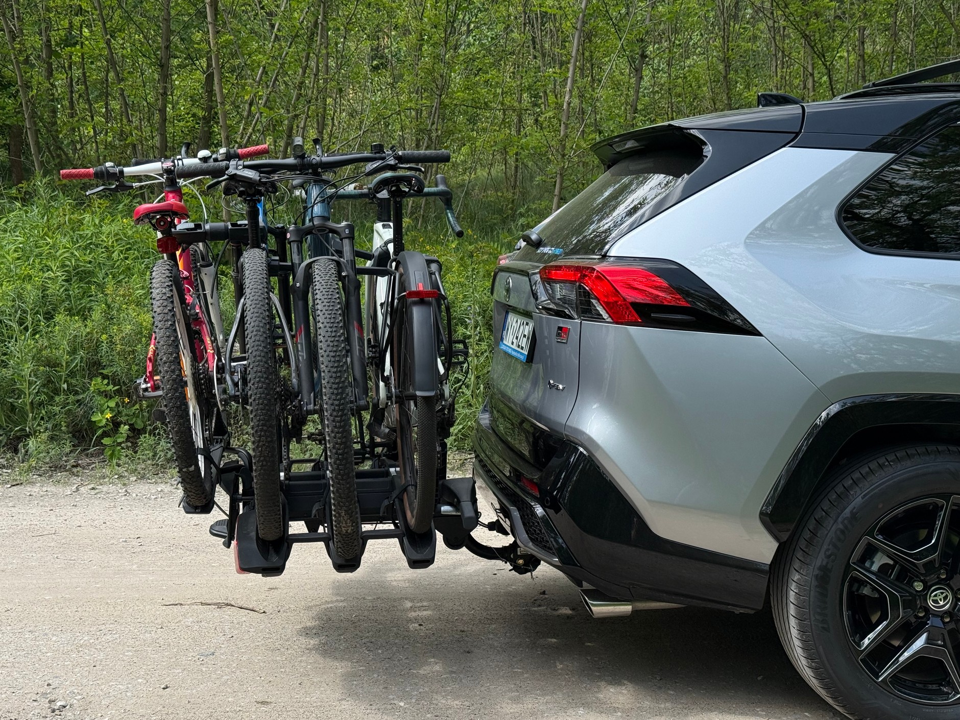 Thule EasyFold 3 z czterema rowerami