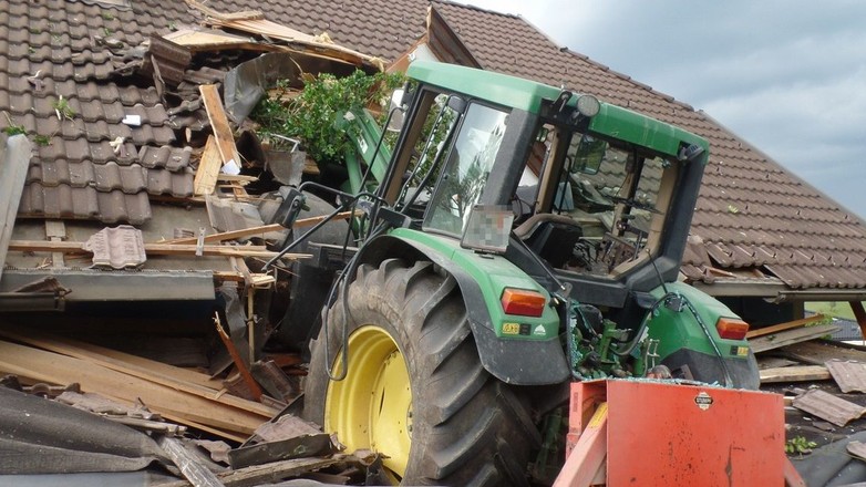 11-latka z Austrii wjechała ciągnikiem na dach domu.