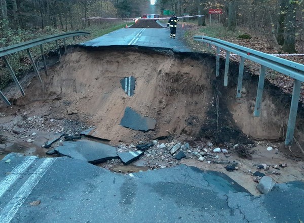 Zerwany most na drodze wojewódzkiej. Wszystko przez bobry