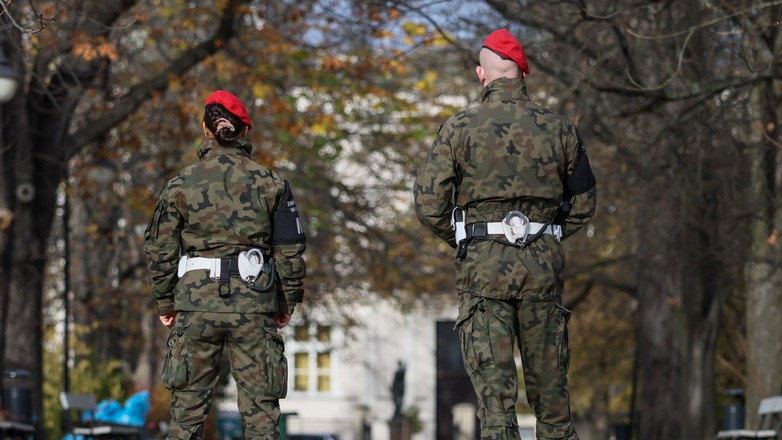 Podczas stanu wojennego władze mogą nałożyć m.in. nakaz opuszczenia konkretnych miejsc. Na zdjęciu patrol żandarmerii wojskowej