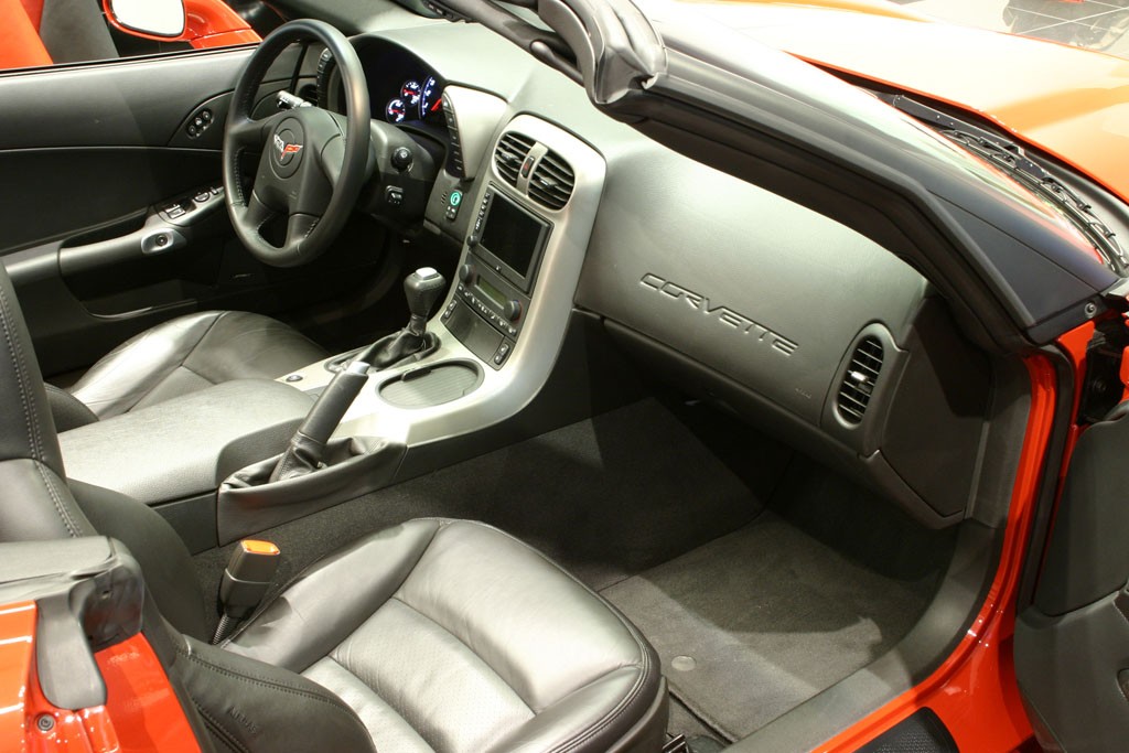 Dosyć tandetne i pozbawione polotu wnętrze to największa wada Chevroleta Corvette C6. Włosi i Niemcy potrafią to zrobić lepiej.