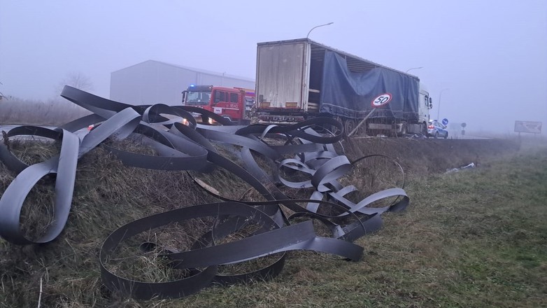 Ładunek wypadł się z naczepy ciężarówki