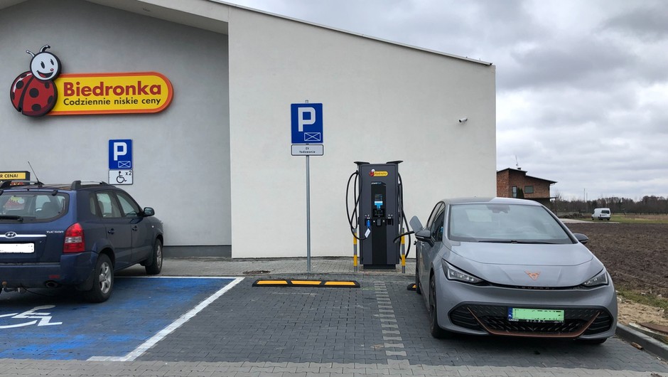 Stacja ładowania aut elektrycznych pod Biedronką