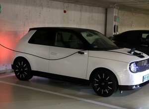 Ładują elektryki w bloku. Prawie dwa lata sąsiedzi nie mogą się dogadać