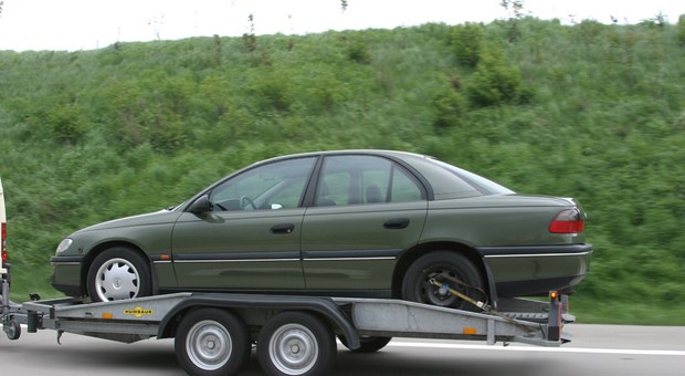 Jak sprowadzić auto z zagranicy? Ile kosztuje rejestracja samochodu sprowadzonego z UE i spoza UE?