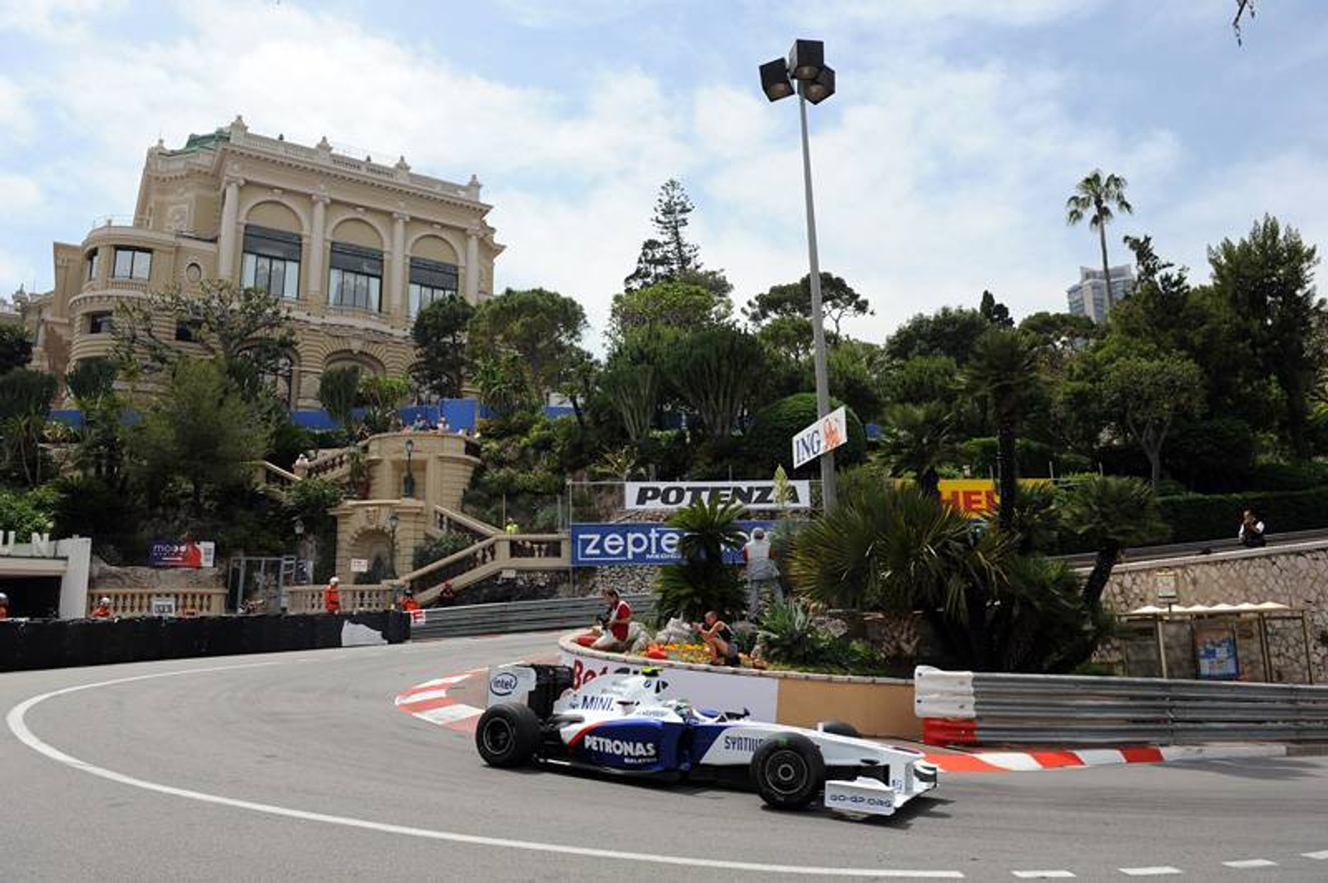 Grand Prix Monaco 2009: Button królem, Kubica w garażu (fotogaleria)