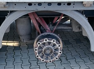 Z załadowaną naczepą bez koła chciał jeszcze przejechać 100 km
