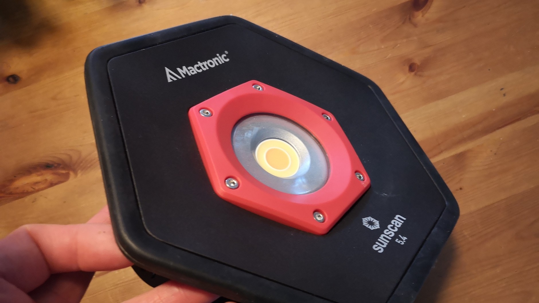 Mactronic Sunscan 5.4: wygląda jak zwykła lampa, ale... potrafi zmieniać kolor światła